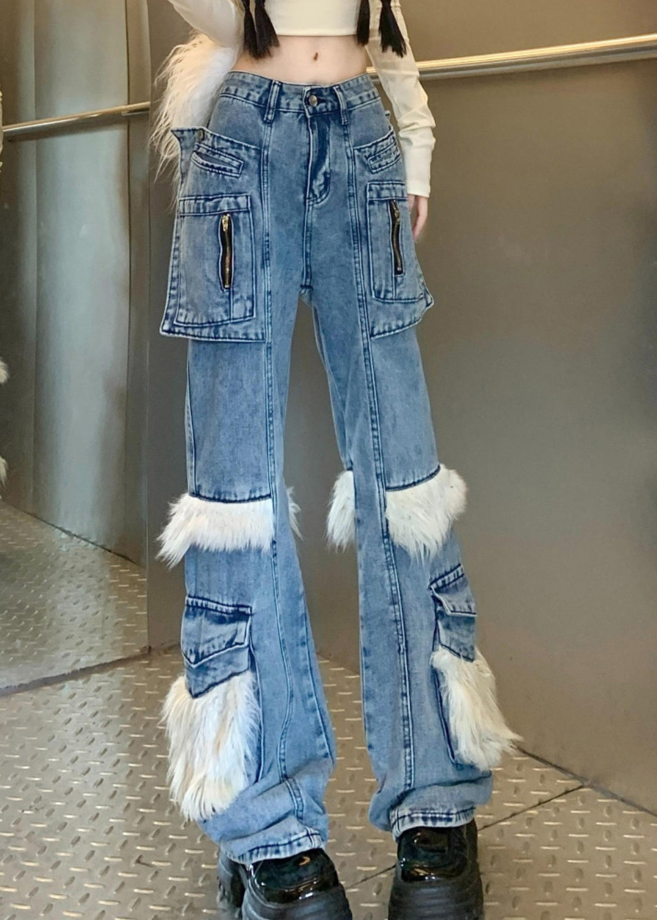 Pantalon évasé en denim avec poches bleues et fourrure duveteuse, style printemps - TrendAura