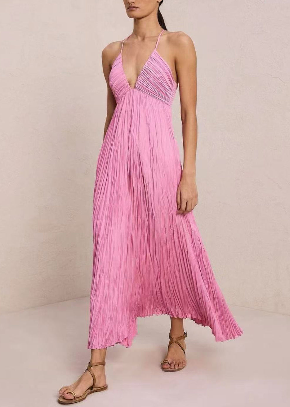 Robe d'été rose à bretelles spaghetti et col en V en coton froissé - TrendAura