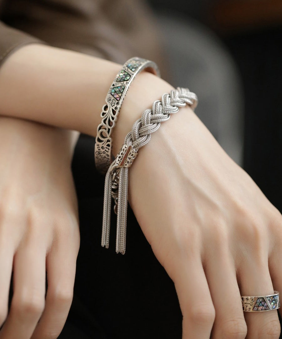 Bracelet à breloques en argent sterling tissé avec pompon en soie - TrendAura