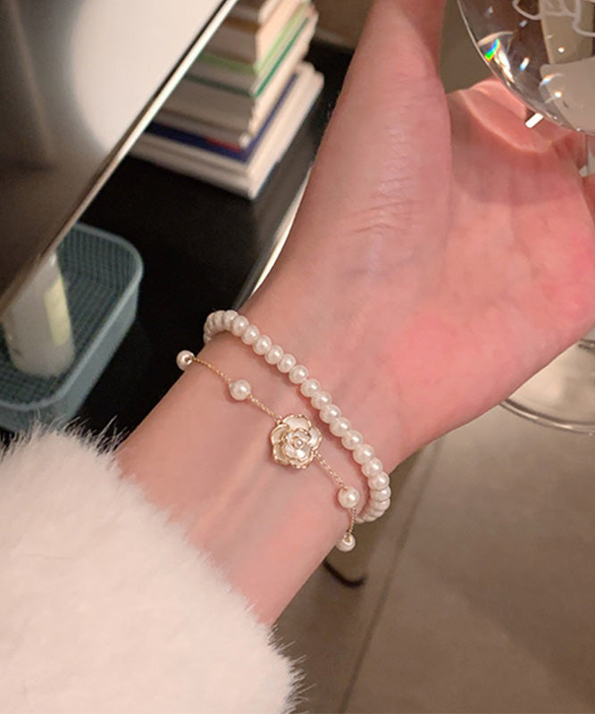 Bracelet à breloques double couche en alliage blanc et perles camélia - TrendAura