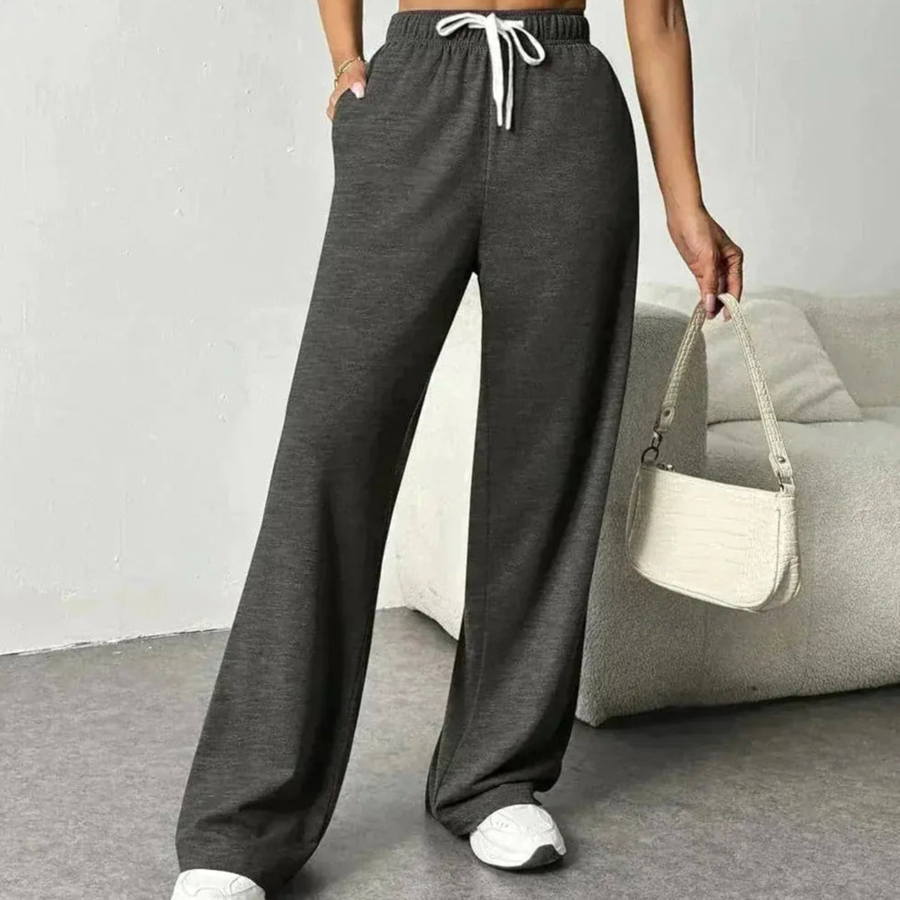 Stylish women's jogging pants with wide leg and elastic waistband