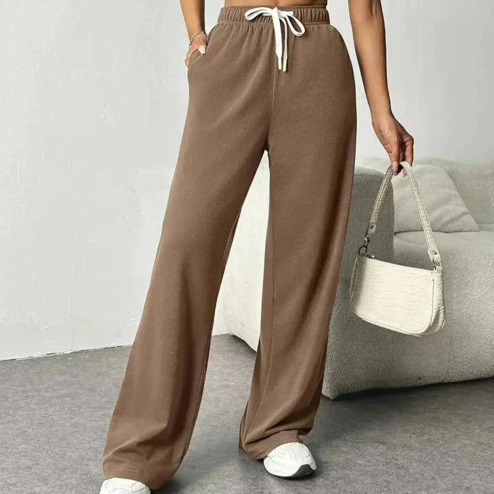 Stylish women's jogging pants with wide leg and elastic waistband