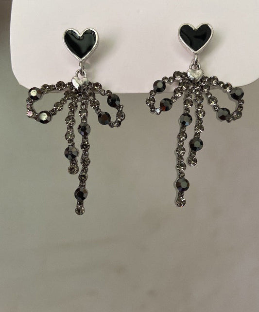 Boucles d'oreilles pendantes élégantes en métal noir avec nœud d'amour et pompon - TrendAura