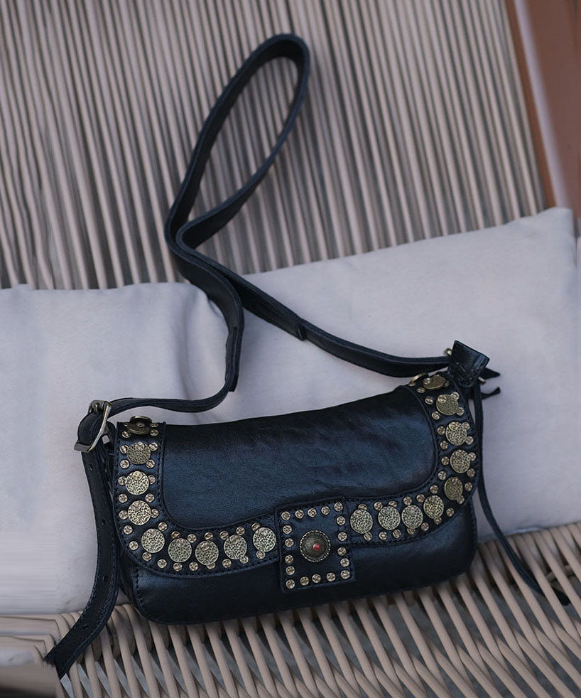 Sac hobo polyvalent en cuir durable et élégant avec rivets noirs - TrendAura