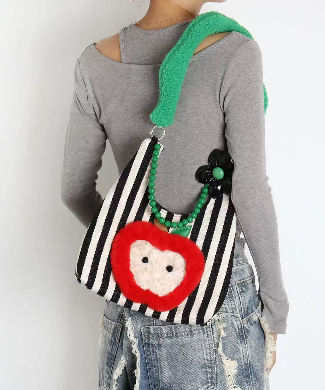 Sacs à bandoulière élégants en toile patchwork à rayures noires et pommes - TrendAura