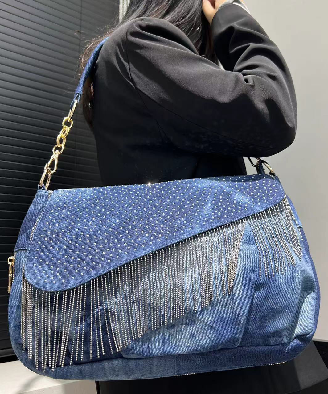 Sacs à bandoulière élégants en denim patchwork avec pompons bleus et zircons - TrendAura