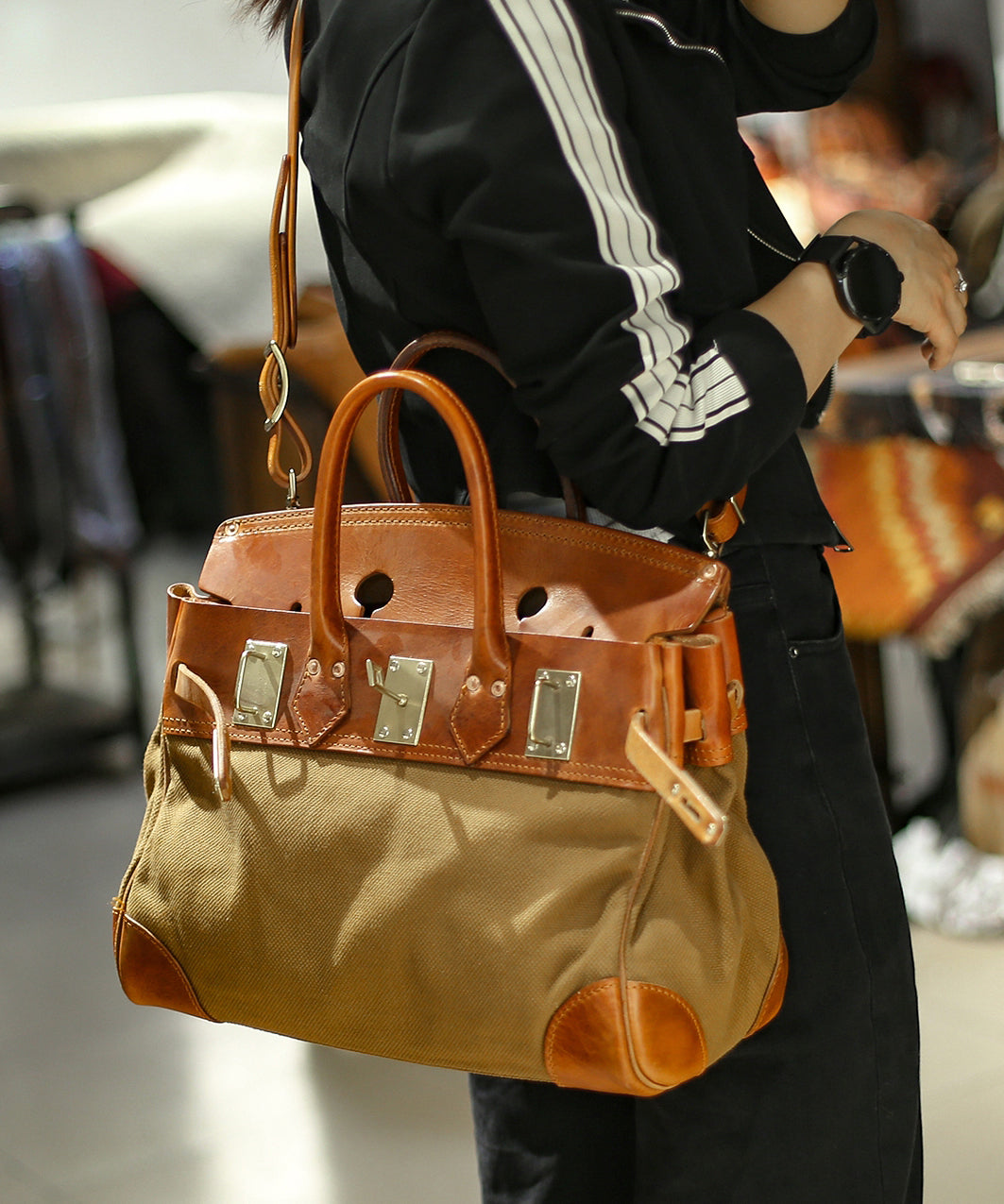 Sac fourre-tout élégant en cuir durable et patchwork en toile et lin marron - TrendAura