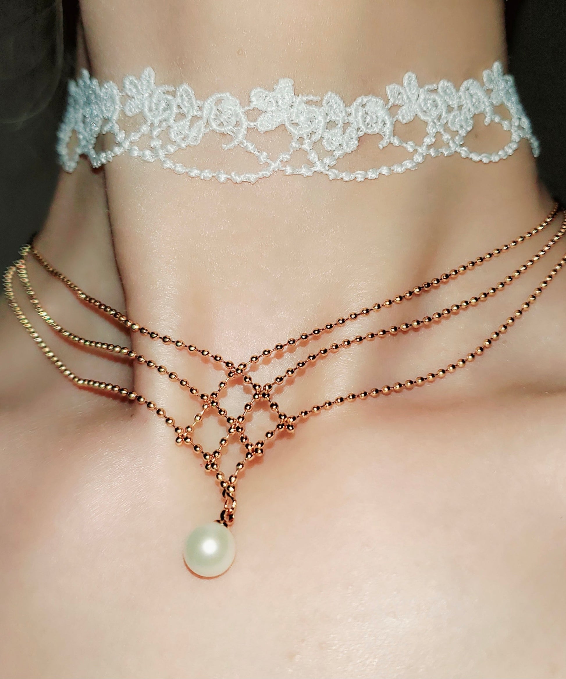 Collier élégant avec pendentif multicouche en or 14 carats et perles - TrendAura