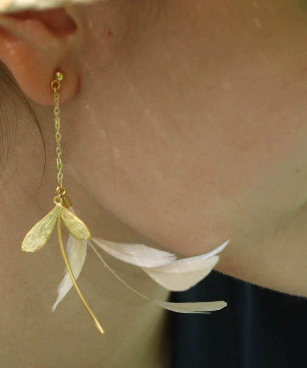 Boucles d'oreilles pendantes élégantes en forme de plume surdorée en cuivre doré - TrendAura