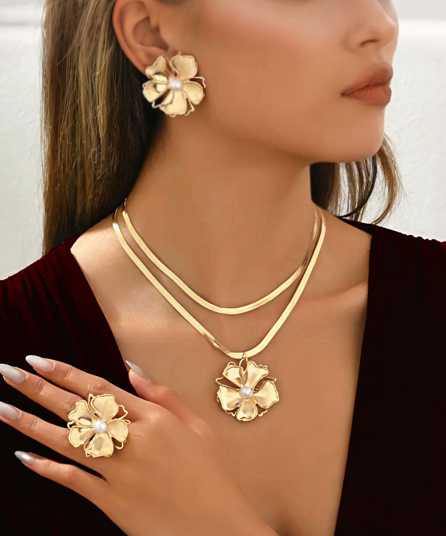 Ensemble élégant composé d'un collier, d'une bague et de trois boucles d'oreilles à tige en perles et cuivre doré - TrendAura