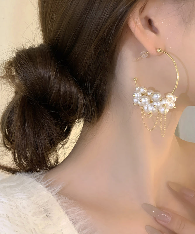 Boucles d'oreilles créoles élégantes en métal doré avec pampilles en perles - TrendAura