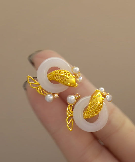 Boucles d'oreilles créoles élégantes en argent sterling doré et perles de jade brodées de carpes - TrendAura