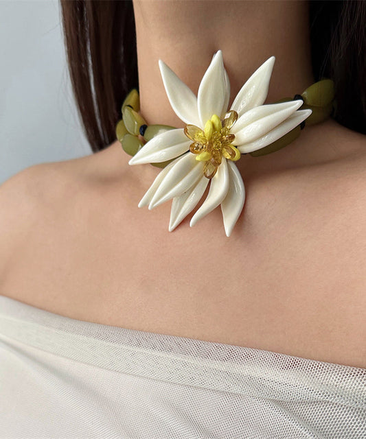 Collier élégant avec pendentif double couche en alliage acrylique vert et nœuds floraux en bambou - TrendAura