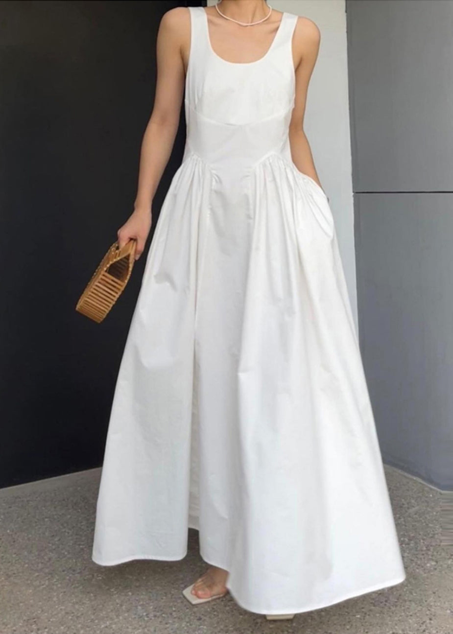 Robe d'été élégante en coton à ourlet extra large et dos nu blanc - TrendAura