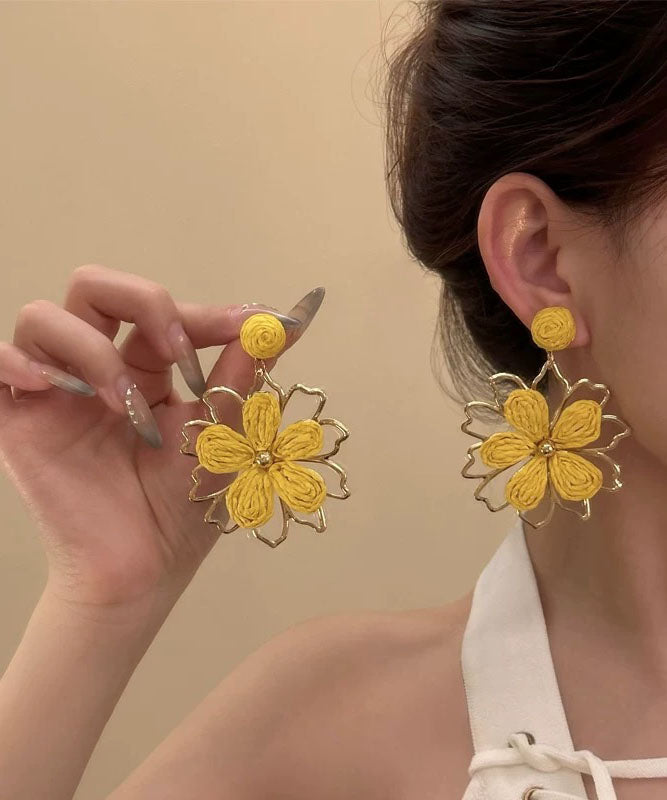 Boucles d'oreilles pendantes élégantes en alliage jaune tissé à motif floral ajouré - TrendAura