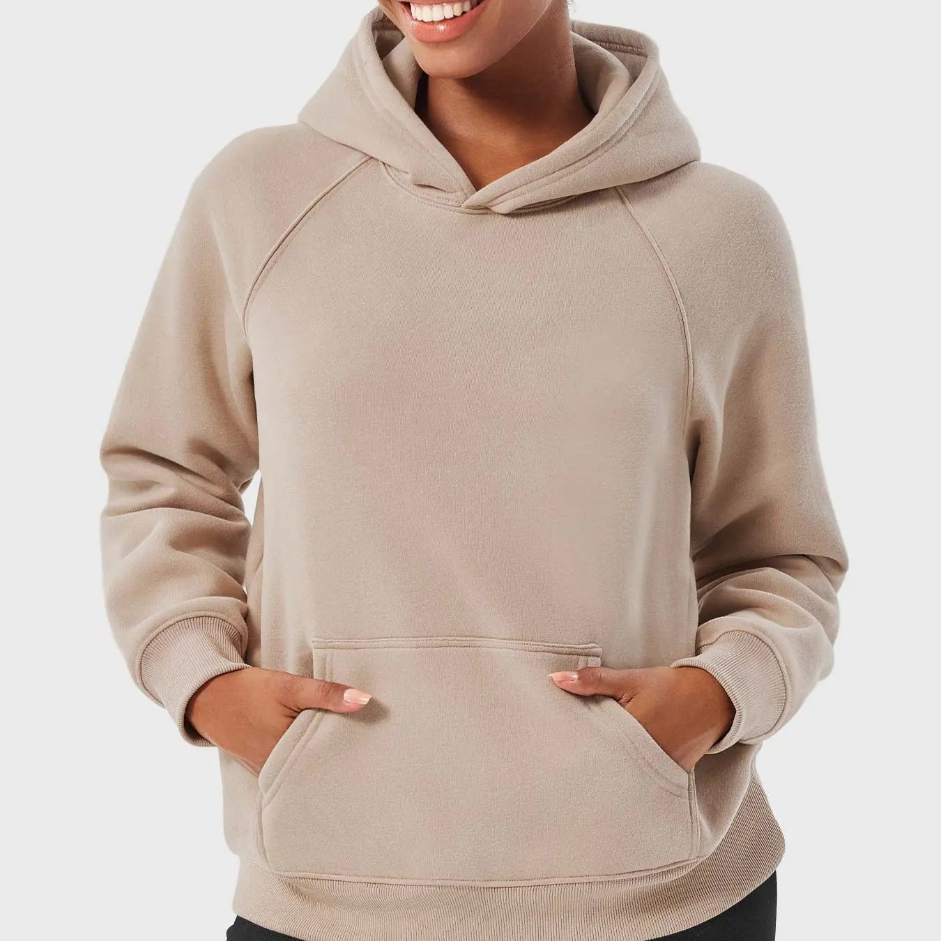 Women's hoodie with raglan sleeves and kangaroo pocket