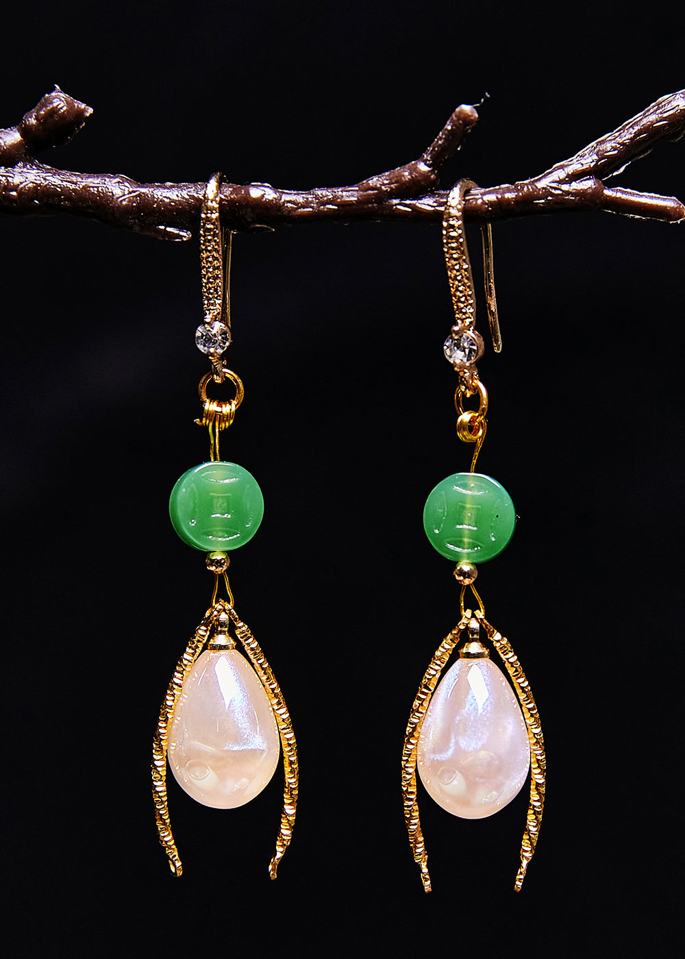 Boucles d'oreilles uniques en forme de goutte d'eau champagne et pierre précieuse en jade - TrendAura