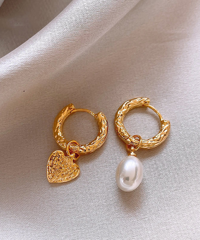 Boucles d'oreilles créoles asymétriques en alliage de cuivre doré et perles d'amour uniques - TrendAura