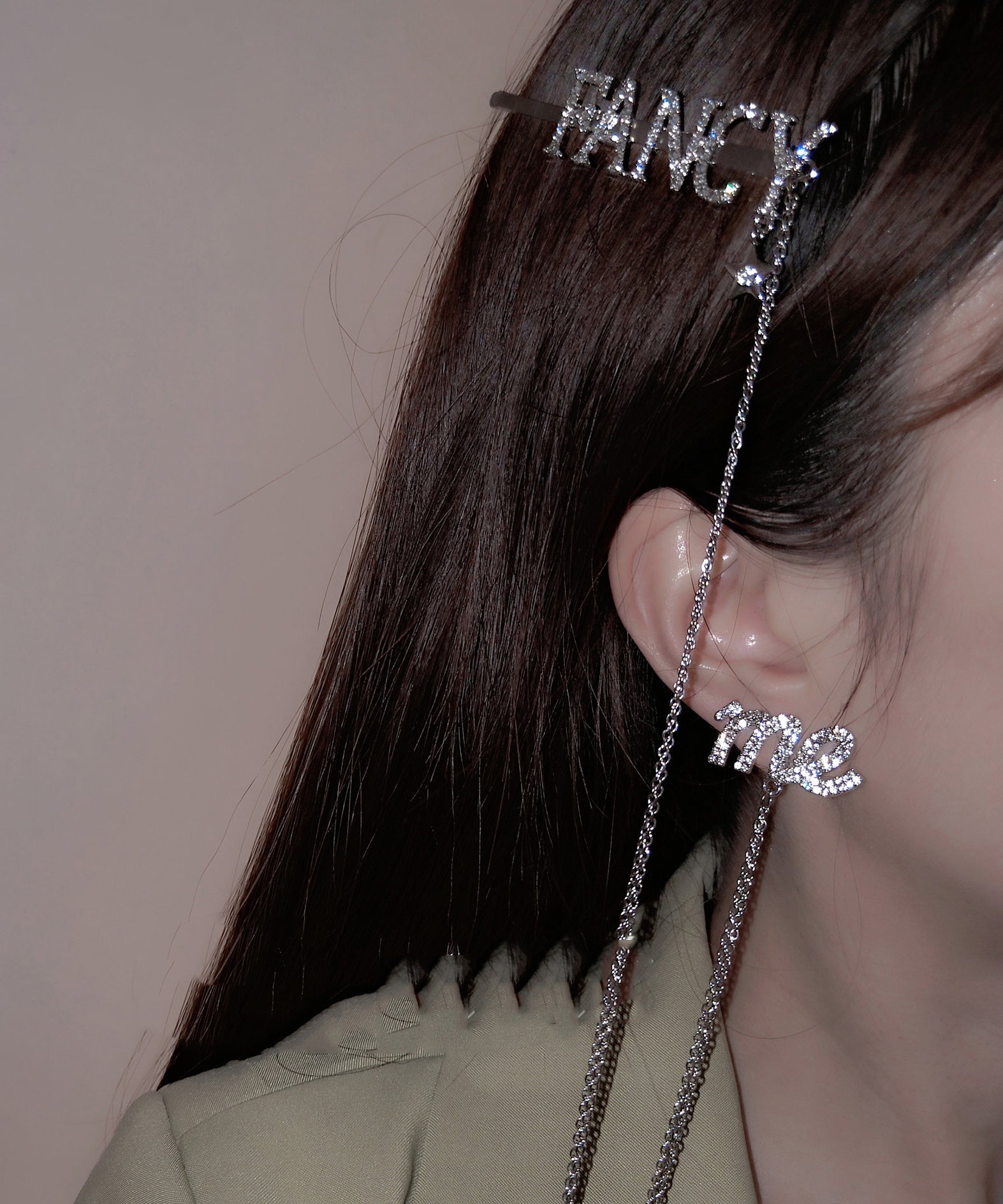 Boucles d'oreilles à tige uniques en soie et cuivre avec chaîne graphique et pampilles - TrendAura