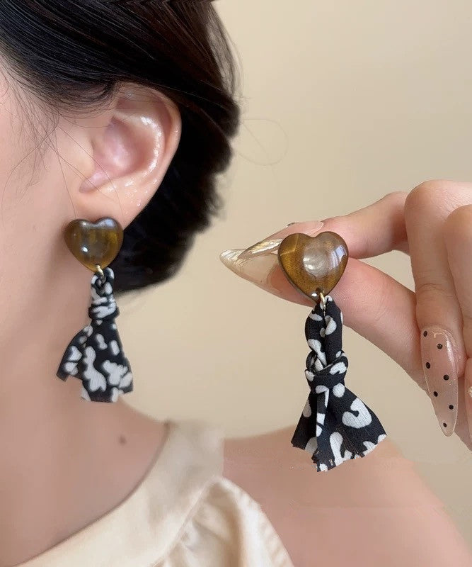 Boucles d'oreilles pendantes vintage en résine et tissu noir cuivré imprimé amour - TrendAura