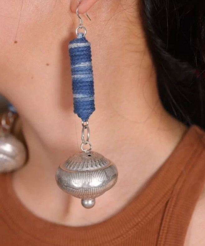 Boucles d'oreilles pendantes vintage en argent sterling bleu tie-dye avec petites cloches cylindriques - TrendAura