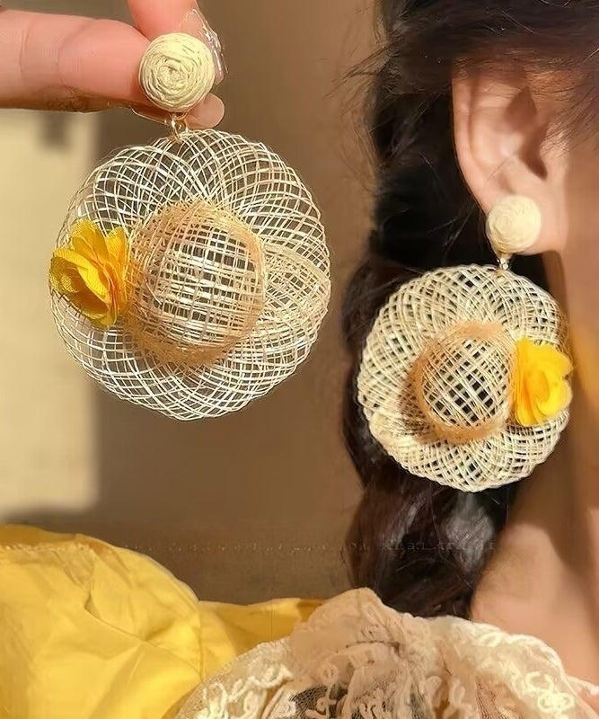 Boucles d'oreilles pendantes florales en forme de chapeau de paille tressé beige Vogue - TrendAura