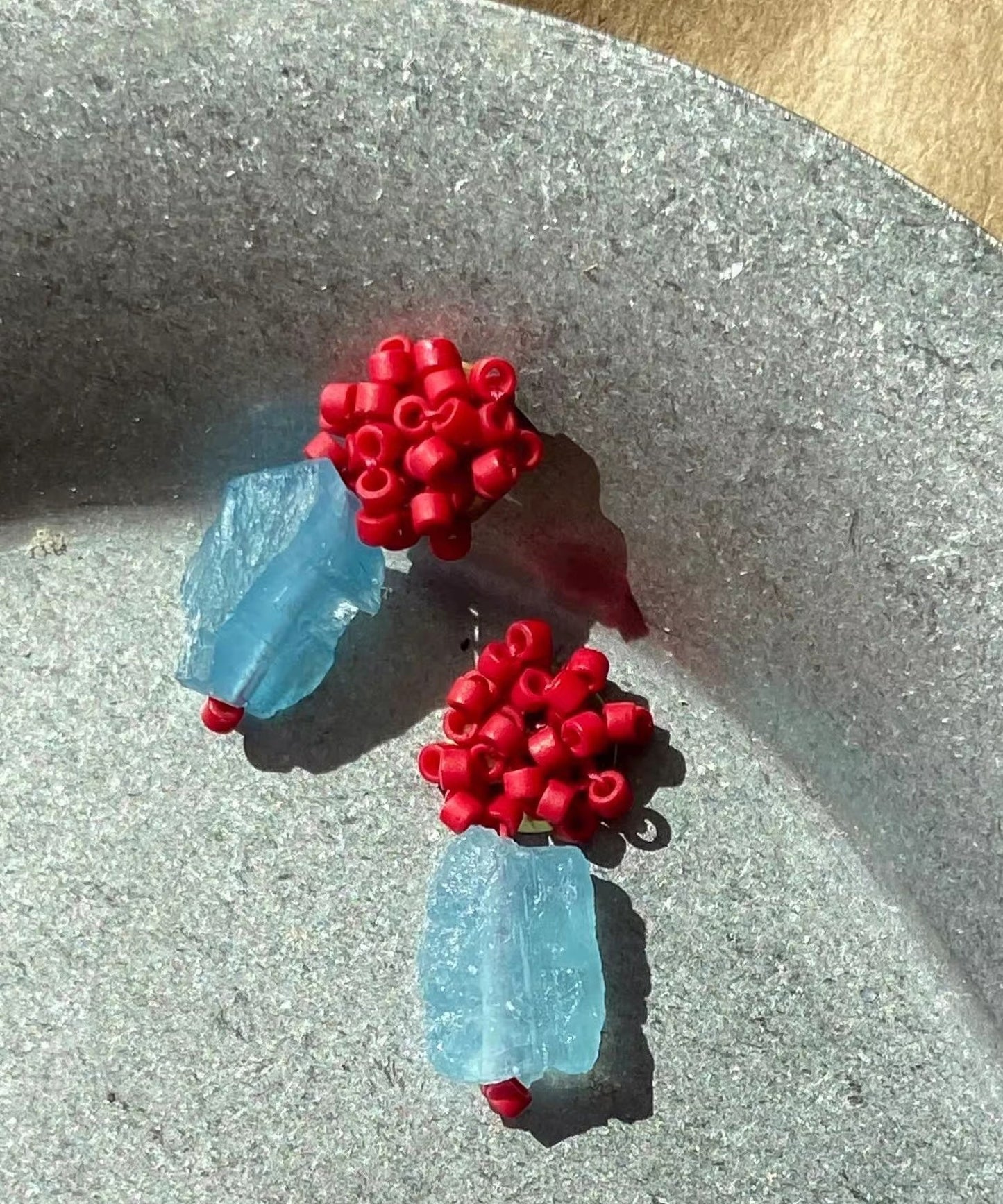 Boucles d'oreilles à tige en alliage rouge Vogue avec perles de pierres précieuses et framboise - TrendAura