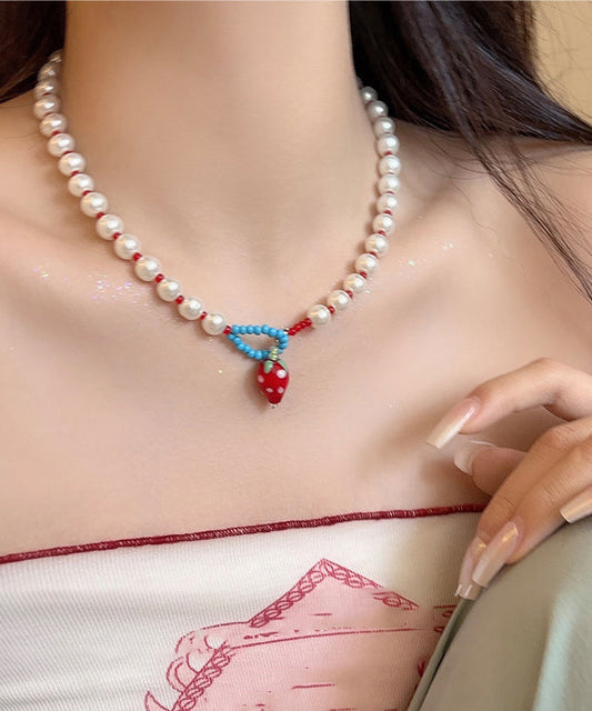 Collier pendentif fraise en résine tissée blanche Vogue - TrendAura