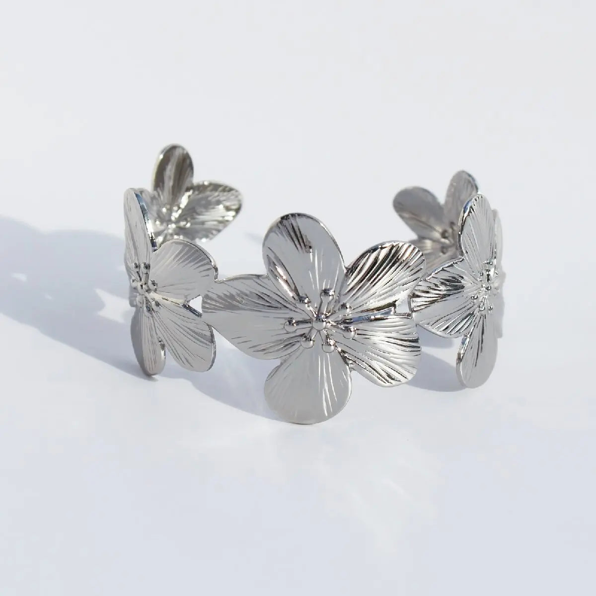 Waterproof women's bracelet made of stainless steel with elegant floral motif