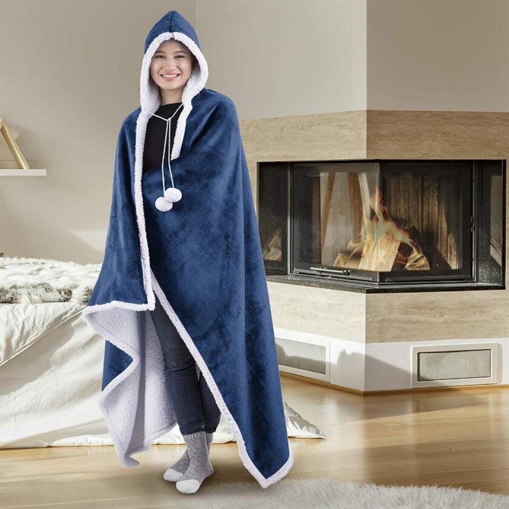 Warm, foldable blanket with foot pockets for cold days