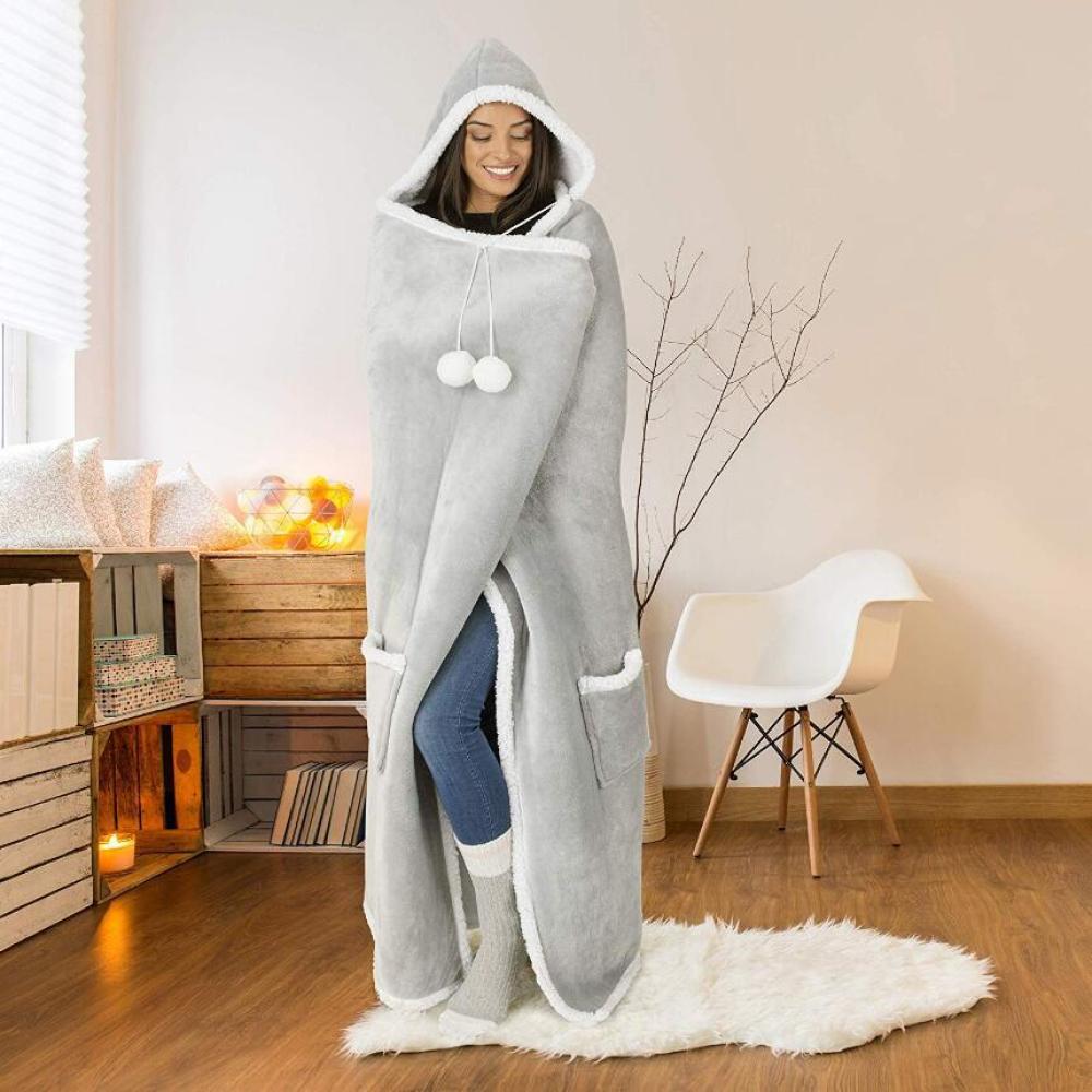 Warm, foldable blanket with foot pockets for cold days