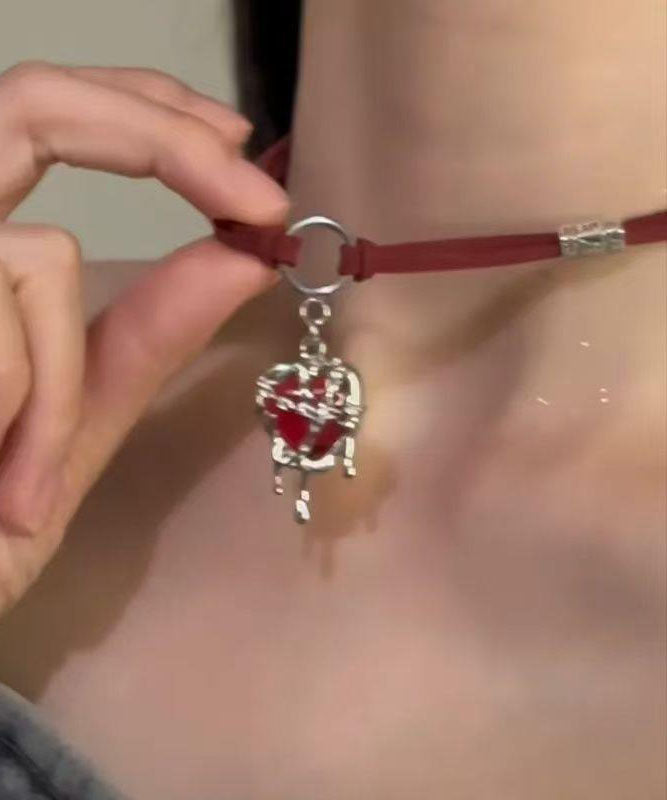 Collier pendentif Love en velours de soie rouge et acier inoxydable pour femme - TrendAura