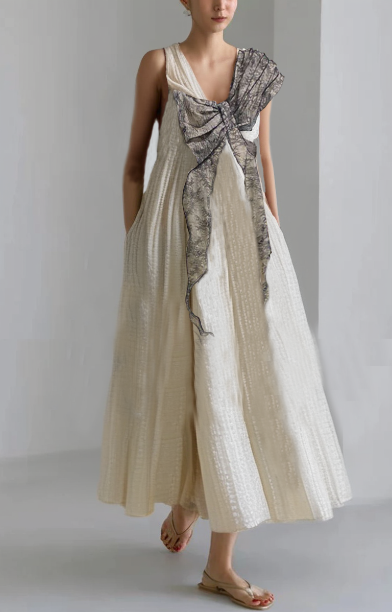 Robe blanche Grace en coton patchwork à col en V et dentelle froissée sans manches - TrendAura