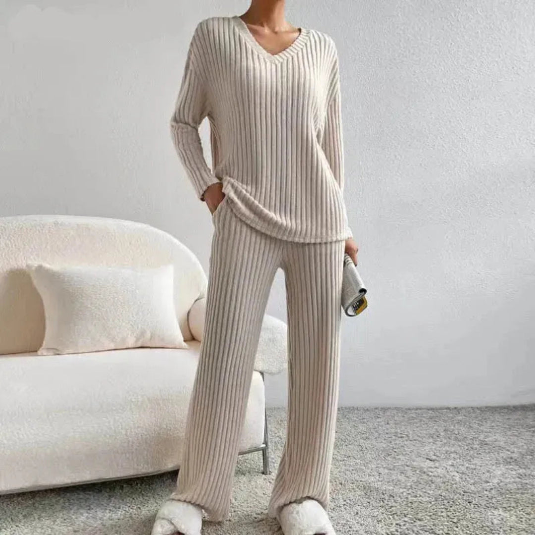 Two-piece loungewear set made of cotton blend with V-neck and wide-leg pants