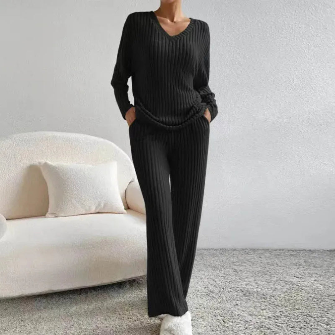 Two-piece loungewear set made of cotton blend with V-neck and wide-leg pants