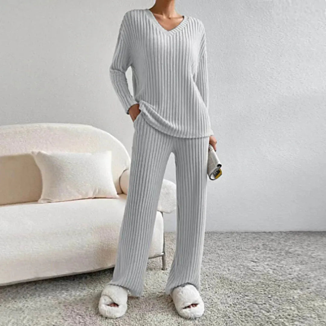 Two-piece loungewear set made of cotton blend with V-neck and wide-leg pants