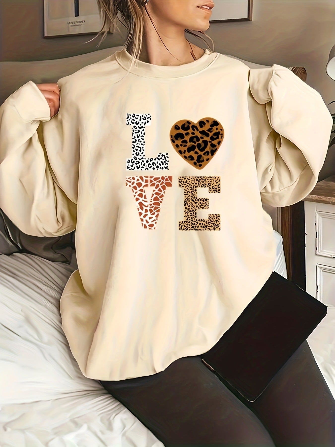 Women's sweater with crew neck and leopard pattern