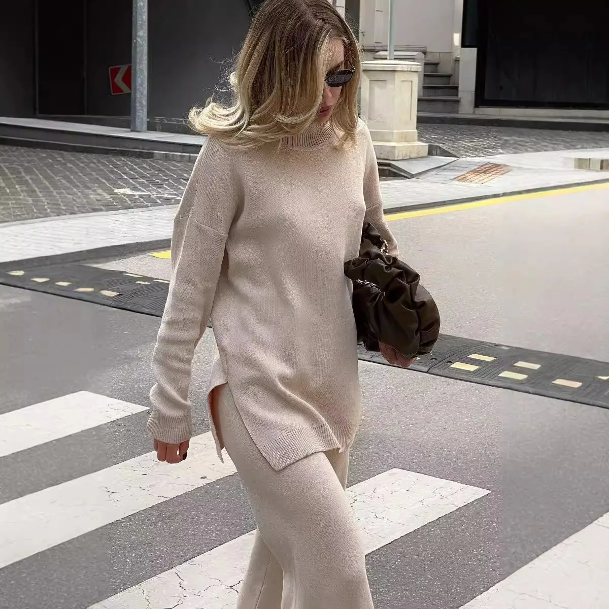 Women’s Sweater - Fine Gauge Knit - Oversized Fit - Turtleneck - Ribbed Cuffs