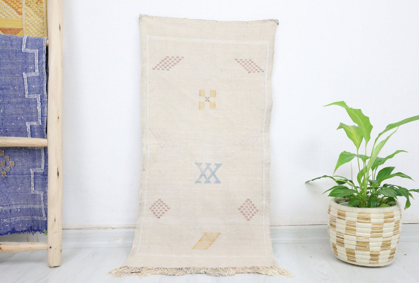 Nelya Cactus Silk Rug 1'4" X 3'1" - TrendAura