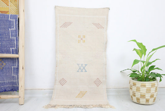 Nelya Cactus Silk Rug 1'4" X 3'1" - TrendAura