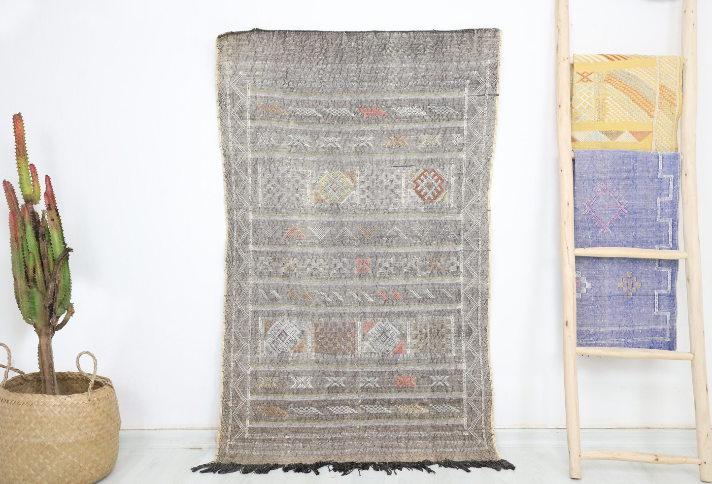 Mayus Cactus Silk Rug 3'0" X 4'7" - TrendAura