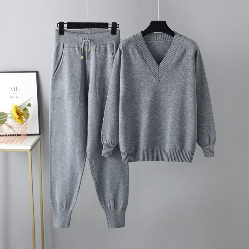 Women’s Two-Piece Set - Fine Knit - Relaxed Fit - V-Neck