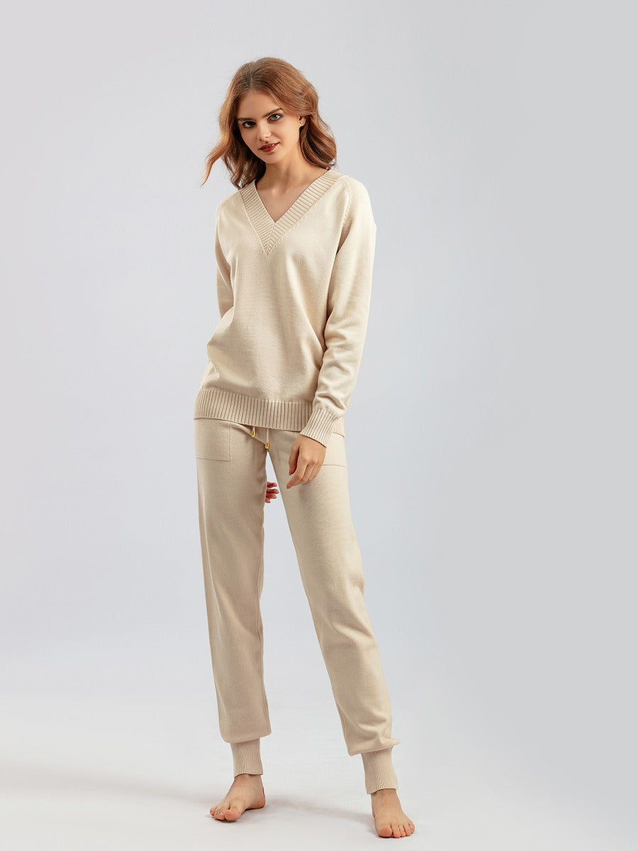 Women’s Two-Piece Set - Fine Knit - Relaxed Fit - V-Neck
