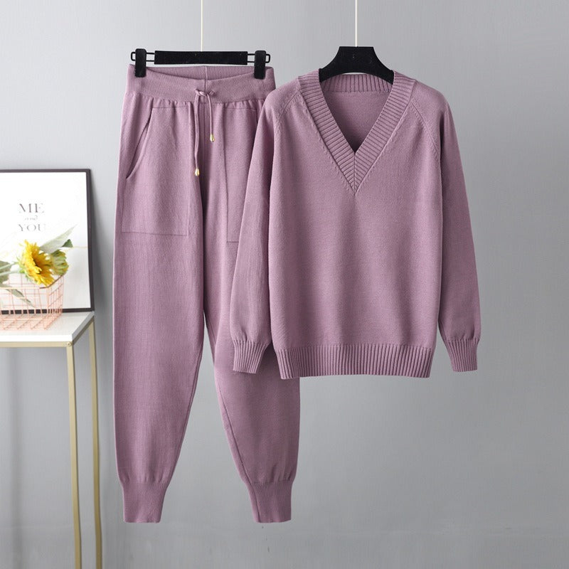 Women’s Two-Piece Set - Fine Knit - Relaxed Fit - V-Neck