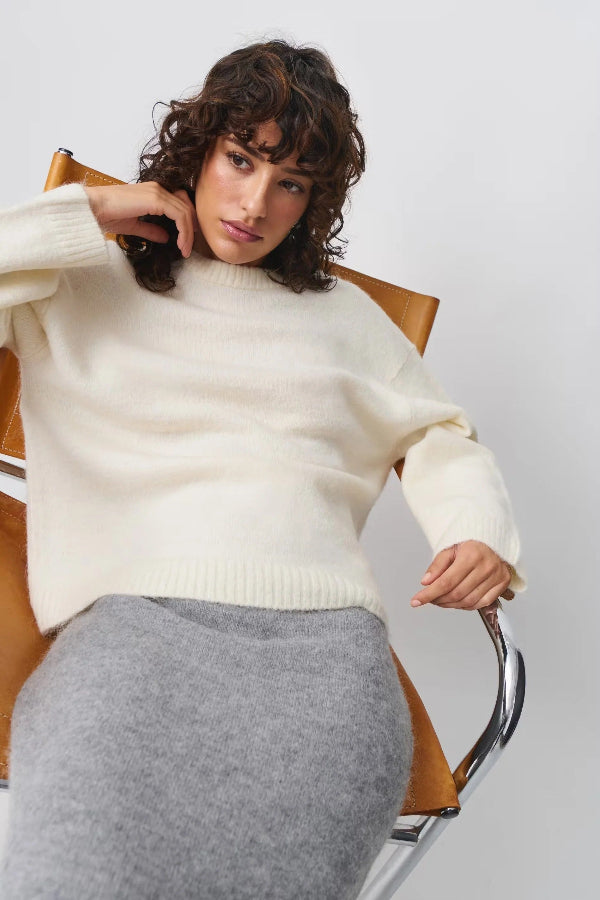 Women’s Pullover Sweater – Oversized Fit – Soft Wool Feel – Ribbed Trim – Mid Length