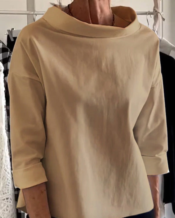 Women's top with loose fit and wide collar