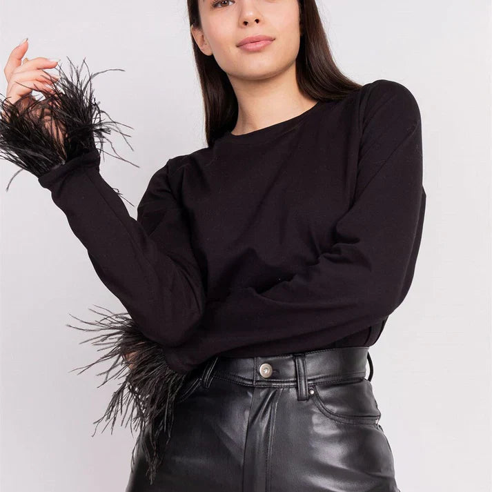 Eloura-Moda | Long sleeve top with feathers