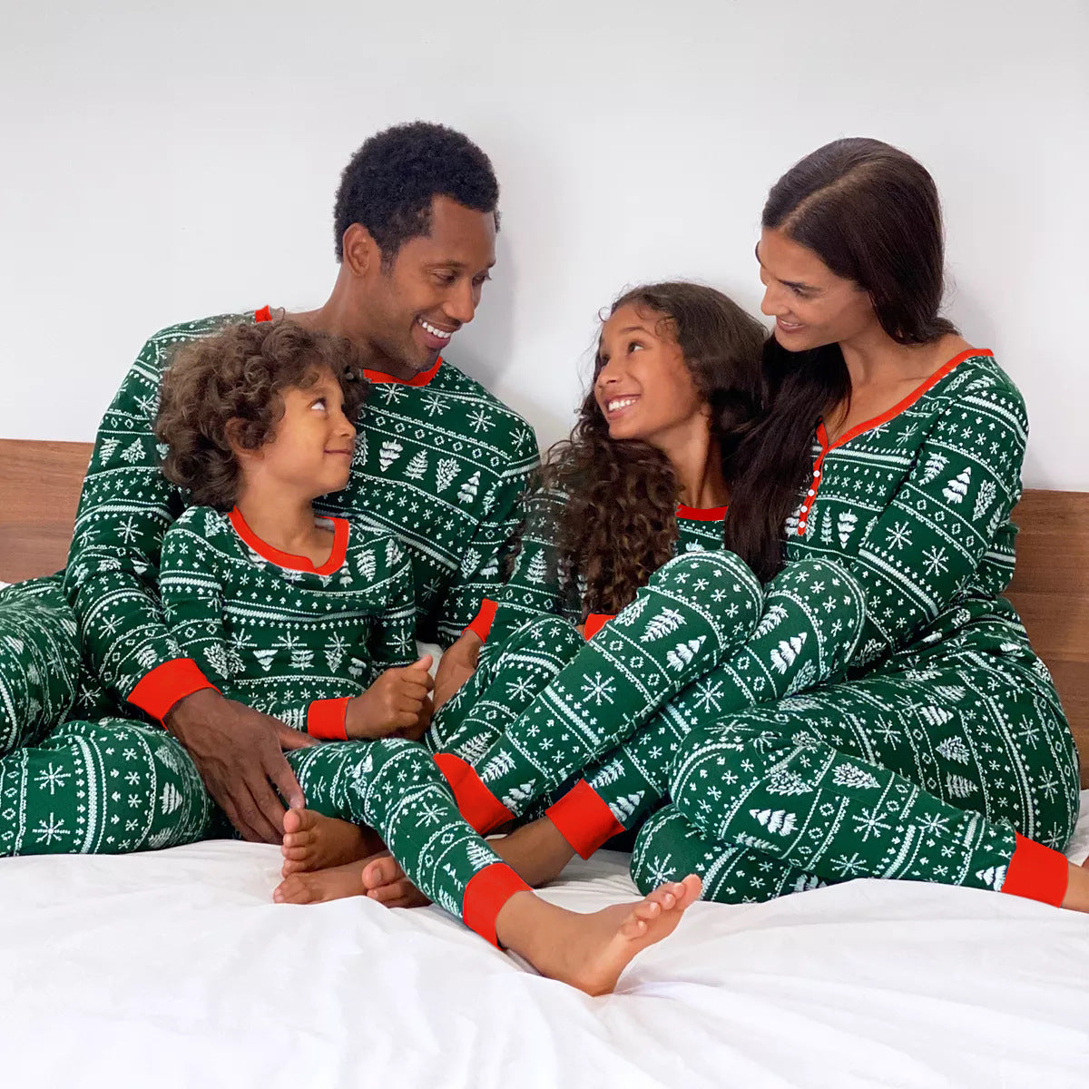 Family Matching Christmas Pajamas Set For Parents And Kids In Green Snowflake Print